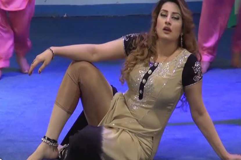 পাকিস্তানে মঞ্চ অভিনেত্রীকে গুলি