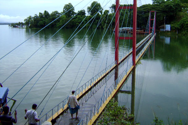 রাঙামাটি পর্যটন ঝুলন্ত সেতুতে পানি