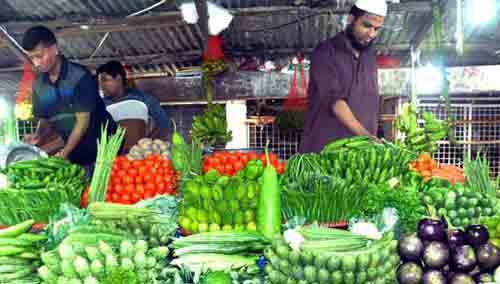 রাজধানী ছাড়ছেন মানুষ, কমেছে মাছ-সবজির দাম