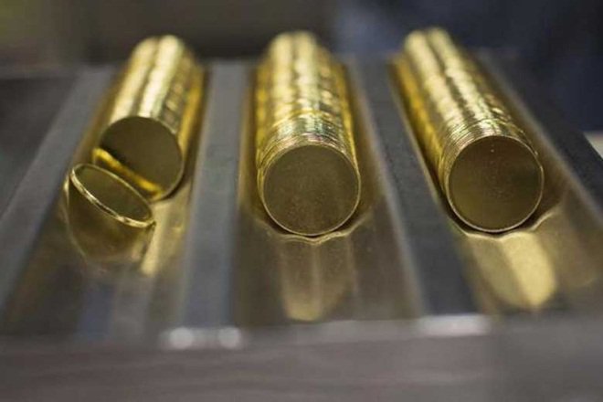 Gold edges down as dollar steadies Gold edges down as dollar steadies