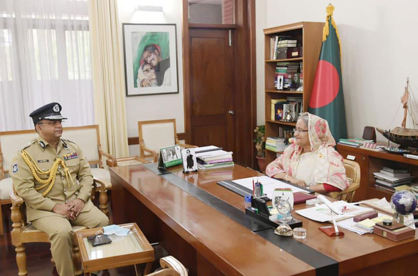 মানবিকতার আইকন পুলিশ প্রধান ড. বেনজির আহমেদ মানবিকতার আইকন পুলিশ প্রধান ড. বেনজির আহমেদ