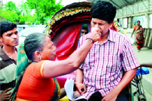 পুলিশসহ চারজনকে অজ্ঞান করল মলম পার্টি পুলিশসহ চারজনকে অজ্ঞান করল মলম পার্টি