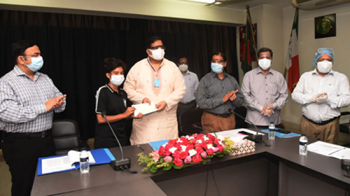 প্রধানমন্ত্রীর প্রতিশ্রুত অর্থ পেলেন ফুটবলার উন্নতি খাতুন প্রধানমন্ত্রীর প্রতিশ্রুত অর্থ পেলেন ফুটবলার উন্নতি খাতুন