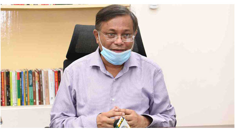 হাসপাতালেও নথিপত্রে সই করছেন তথ্যমন্ত্রী হাসপাতালেও নথিপত্রে সই করছেন তথ্যমন্ত্রী