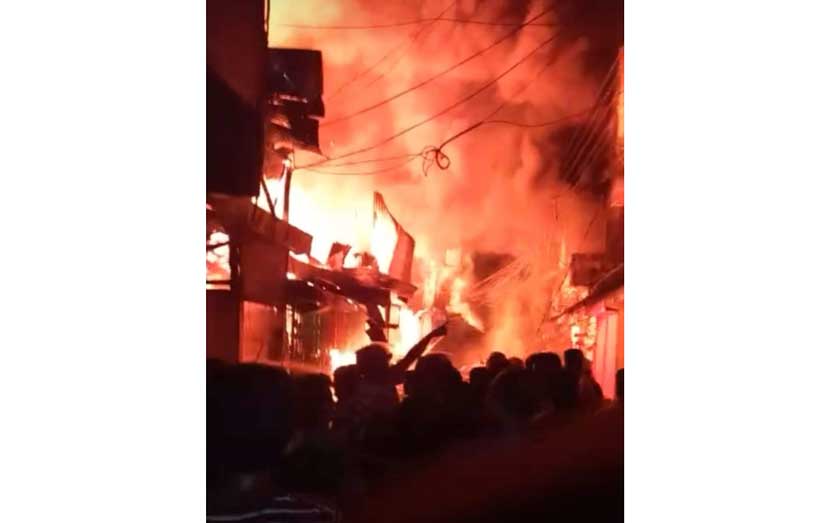 চৌমুহনীতে এসির আগুনে পুড়ল ২৫ দোকান