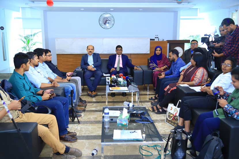 যে কারণে পুঁজিবাজারে বড় দরপতন হয় জানালেন ডিএসই চেয়ারম্যান যে কারণে পুঁজিবাজারে বড় দরপতন হয় জানালেন ডিএসই চেয়ারম্যান