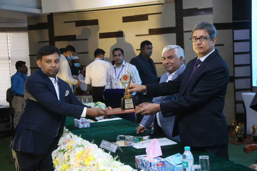 এবারও সেরা করদাতার সম্মাননা পেলেন ফায়জুর রহমান ভূঁইয়া এবারও সেরা করদাতার সম্মাননা পেলেন ফায়জুর রহমান ভূঁইয়া