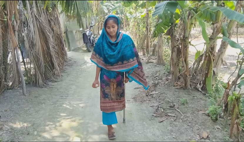 এক পায়ে তিন কিলোমিটার হেঁটে কলেজে যায় ইয়াছমিন