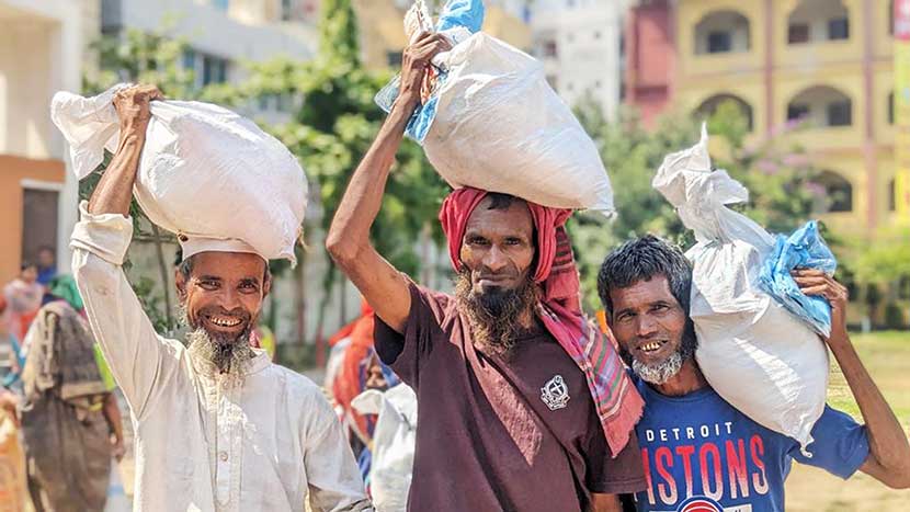 সুবিধাবঞ্চিত ১২ হাজার মানুষের মাঝে খাবার বিতরণ