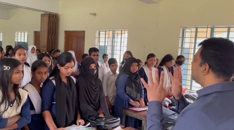 নির্বাচনী বিধি ভেঙে’ শিক্ষার্থীদের কাছে ভোট চাইলেন দেলোয়ার
