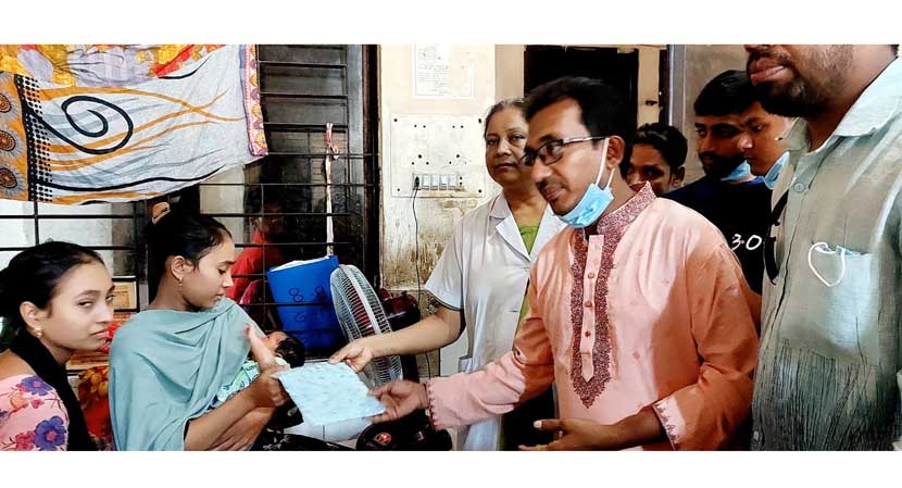 শেখ হাসিনার জন্মদিনে ৭৭ নবজাতকের মধ্যে নতুন জামা বিতরণ
