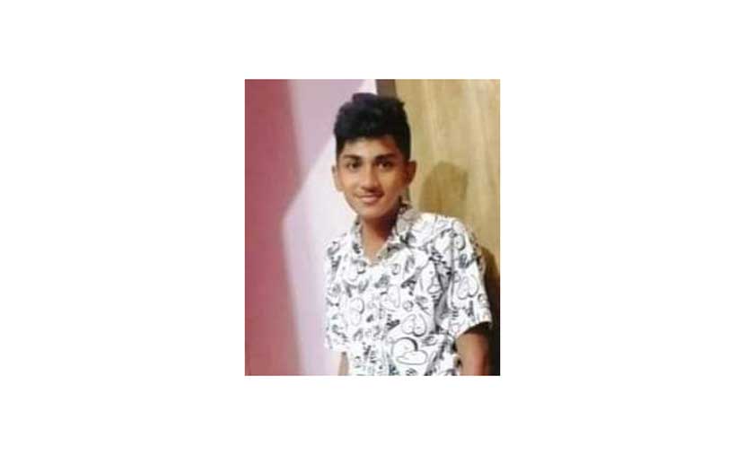 পড়তে বসতে বলায় মায়ের হিজাবে ফাঁস নিল ছেলে