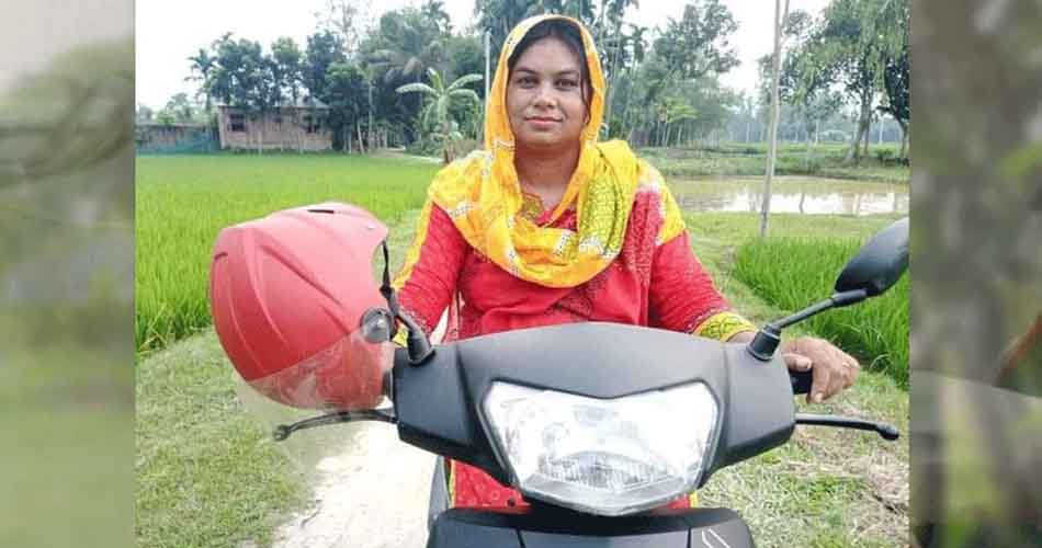 স্কুটি হাঁকিয়ে কৃষিসেবায় শারমিন