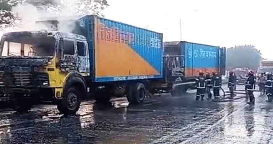 গাজীপুরে দুই কাভার্ডভ্যানে আগুন