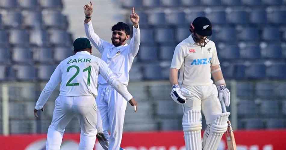 কিউইরা থামল ৩১৭ রানে