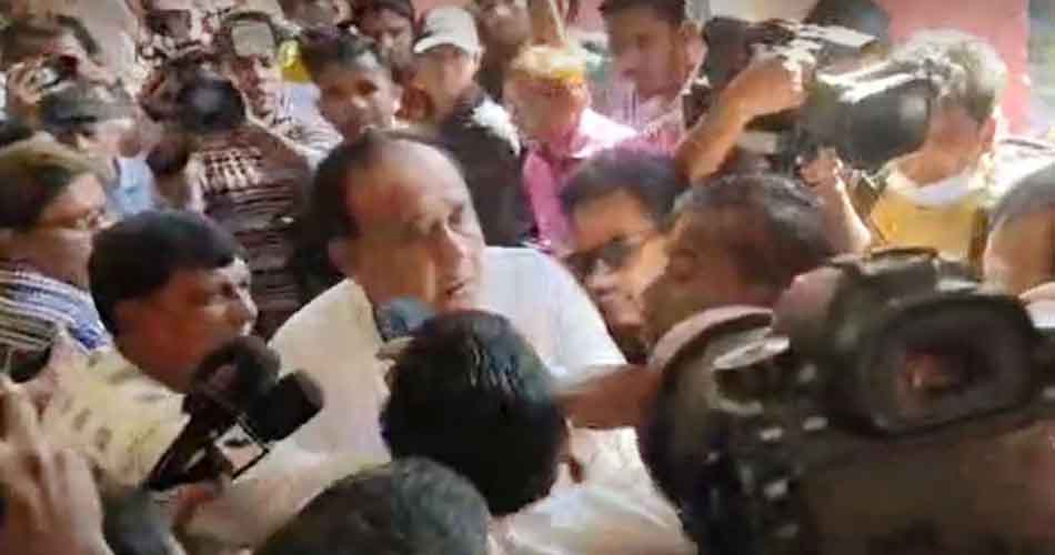 সাংবাদিকের ওপর চড়াও হলেন চট্টগ্রাম-১৬ আসনের প্রার্থী মোস্তাফিজ