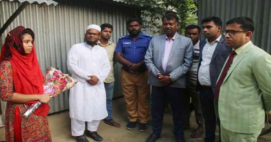 চা বিক্রি করে জিপিএ-৫ পাওয়া স্মৃতির দায়িত্ব নিলেন ইউএনও