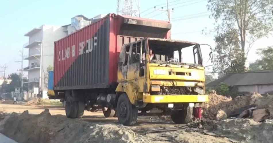 গাজীপুরে ককটেল ফাটিয়ে ২ কাভার্ডভ্যানে আগুন