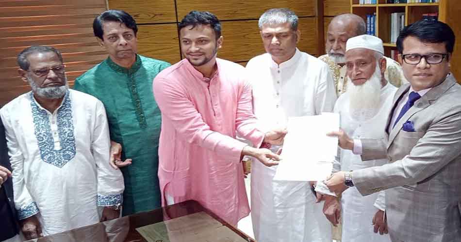 মাগুরায় মনোনয়নপত্র জমা দিলেন সাকিব