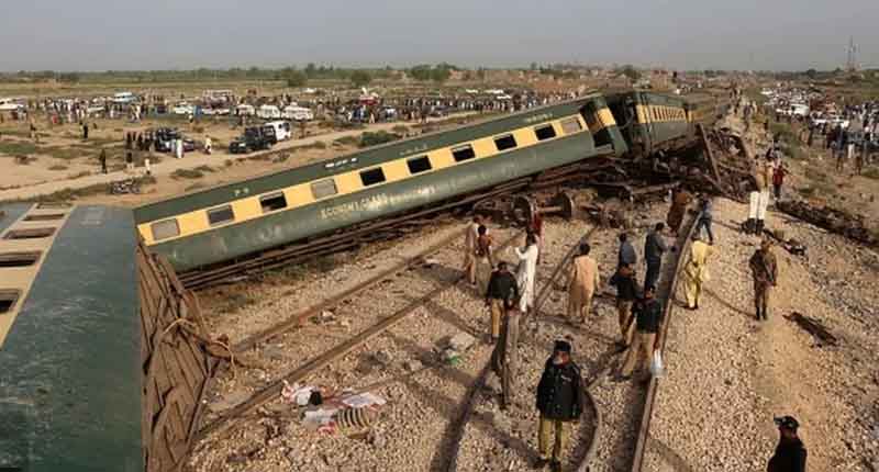 Pakistan passenger train derails killing 30