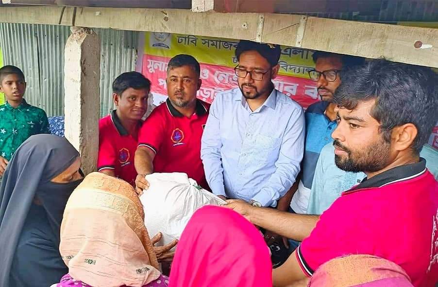 নেত্রকোণার মদনে ঢাবি সমাজকল্যাণ এলামনাই ফোরামের ত্রাণ বিতরণ