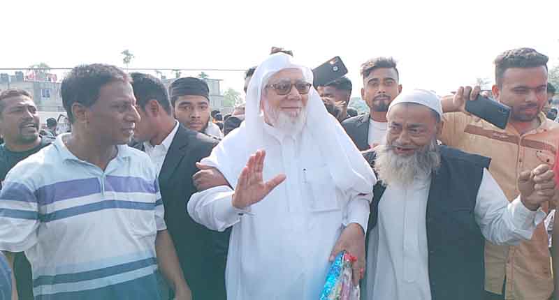 হেলিকপ্টারে চড়ে কর্মচারীর বাড়িতে সৌদি মালিক