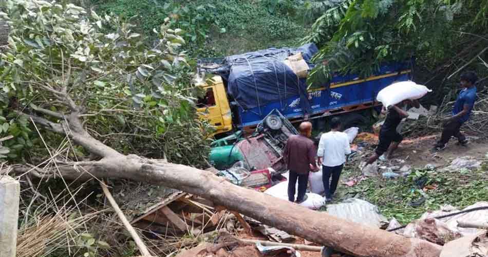 রাজশাহীতে ট্রাক-সিএনজির সংঘর্ষে শিক্ষার্থীসহ নিহত ৫