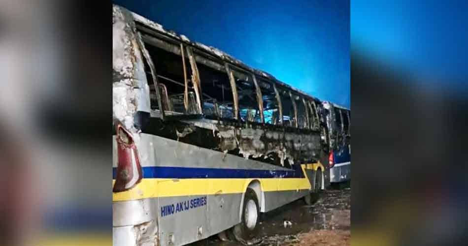 নাটোরে ফিলিং স্টেশনে পার্কিং করা ৩ বাসে আগুন নাটোরে ফিলিং স্টেশনে পার্কিং করা ৩ বাসে আগুন