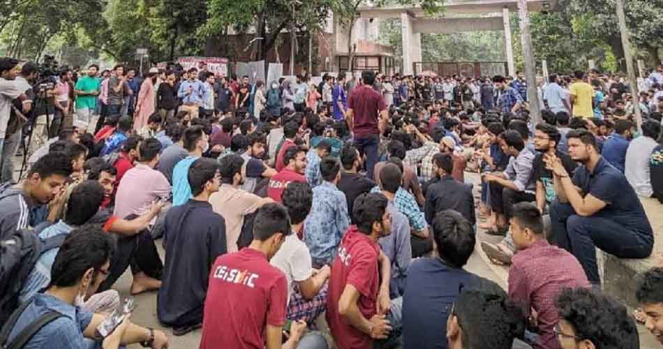 নিরাপদ ক্যাম্পাসের দাবিতে আন্দোলনে বুয়েট শিক্ষার্থীরা