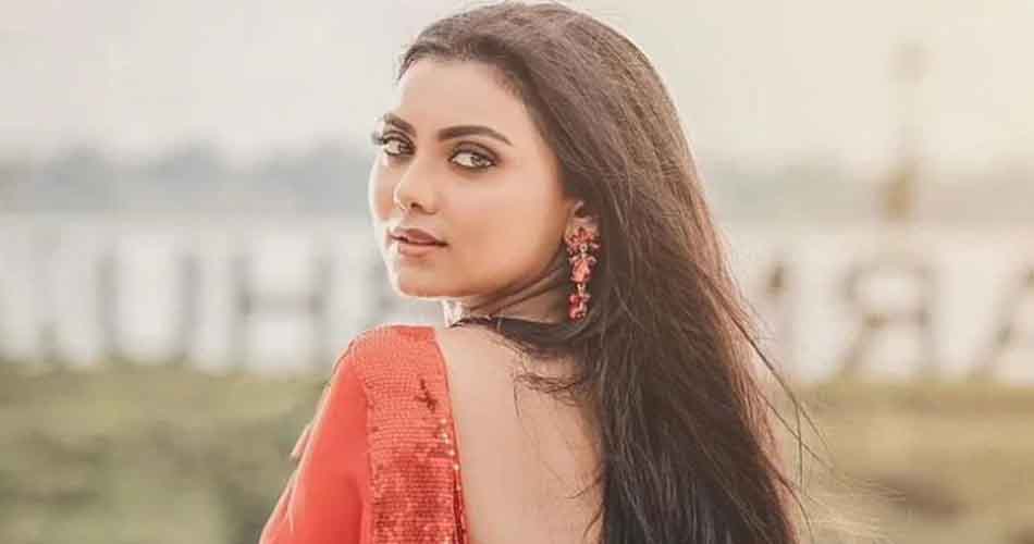 Space Eggs pornosini onlayn tomosha qiling