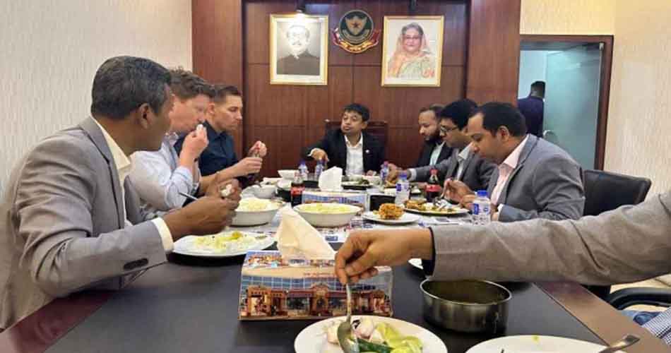 এবার মার্কিন প্রতিনিধিদের ভাত খাওয়ালেন ডিবির হারুন এবার মার্কিন প্রতিনিধিদের ভাত খাওয়ালেন ডিবির হারুন
