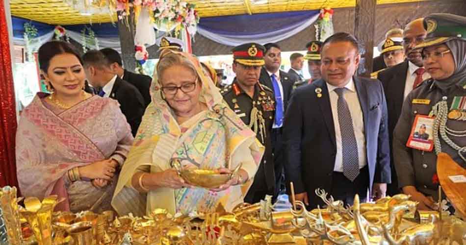 স্টলে ঘুরে ঘুরে শাড়িসহ পছন্দের পণ্য কিনলেন প্রধানমন্ত্রী স্টলে ঘুরে ঘুরে শাড়িসহ পছন্দের পণ্য কিনলেন প্রধানমন্ত্রী
