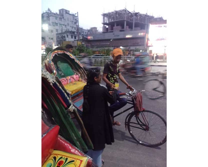 তীব্র দাবদাহে পিপাসার্ত মানুষকে সুপেয় শরবত পান করালো স্বপ্ন