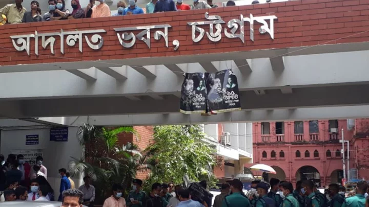 ‘জামিন দিচ্ছস না কেন’ বলেই বিচারককে জুতা ছুড়লেন আসামি ‘জামিন দিচ্ছস না কেন’ বলেই বিচারককে জুতা ছুড়লেন আসামি