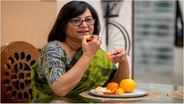 ৫০ পেরোনো নারীর খাদ্যতালিকায় চাই যত্ন, সচেতনতা ও ভারসাম্য