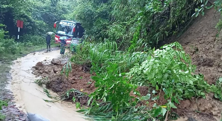 রাঙামাটির বাঘাইছড়ি–দিঘিনালা সড়কে পাহাড় ধস