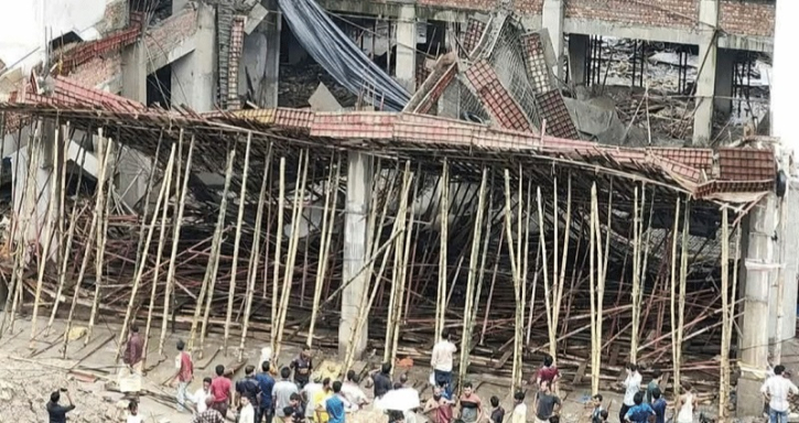 নজরুল বিশ্ববিদ্যালয়ে ভবন ধসে আহত ১২, তদন্ত কমিটি নজরুল বিশ্ববিদ্যালয়ে ভবন ধসে আহত ১২, তদন্ত কমিটি