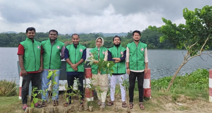 জীবন ইয়ুথ ফাউন্ডেশনের উদ্যোগে বৃক্ষরোপণ জীবন ইয়ুথ ফাউন্ডেশনের উদ্যোগে বৃক্ষরোপণ