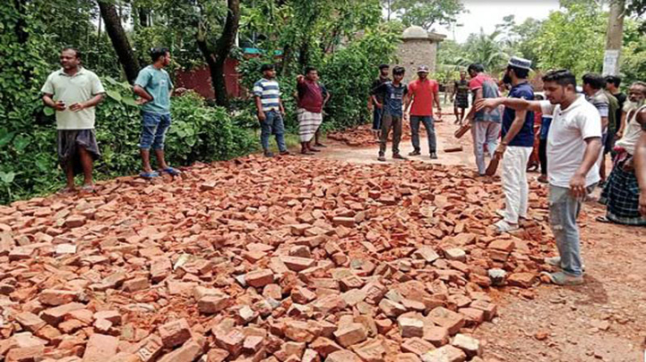 তরুণদের উদ্যোগে রাস্তা সংস্কার, স্বস্তি ফিরল দুই গ্রামের মানুষে