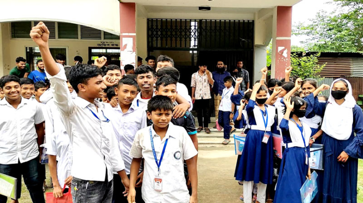 কোটালীপাড়ায় ছাত্রীকে যৌন হয়রানি, ২ শিক্ষক বরখাস্ত কোটালীপাড়ায় ছাত্রীকে যৌন হয়রানি, ২ শিক্ষক বরখাস্ত