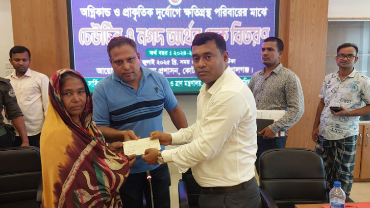 কোটালীপাড়ায় চেক বিতরণ কোটালীপাড়ায় চেক বিতরণ