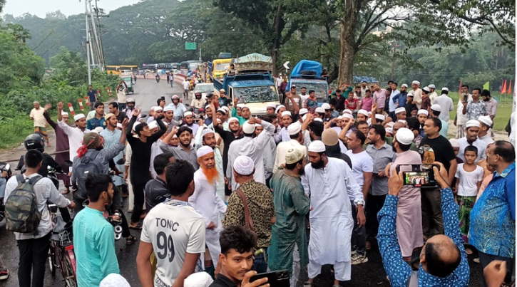 হামলার প্রতিবাদে ঢাকা-আরিচা মহাসড়ক অবরোধ এনসিপির হামলার প্রতিবাদে ঢাকা-আরিচা মহাসড়ক অবরোধ এনসিপির