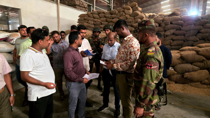 নওগাঁয় অবৈধ ধান চাল মজুদের অভিযোগ, এসিআইসহ ৬টি রাইস মিলকে জরিমানা