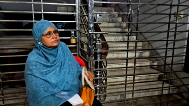 নওগাঁয় বৃদ্ধা মাকে বাড়িতে ঢুকতে বাধা দেওয়ার অভিযোগ ছেলের বিরুদ্ধে