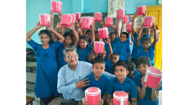 কোটালীপাড়ায় স্কুল ব্যাগ ও টিফিন বক্স বিতরণ