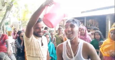 দুধে গোসল করে বিবাহ বিচ্ছেদ উদযাপন
