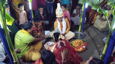 ইউএনওর সহযোগিতায় অসহায় নারীর বিয়ে 
