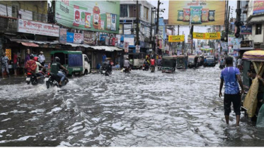 টানা বৃষ্টিতে জলাবদ্ধ রাজধানী, চরম ভোগান্তি