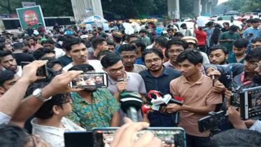 গোপালগঞ্জে হামলার প্রতিবাদে শাহবাগ অবরোধ
