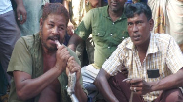 সাপুড়ের প্রাণ নেওয়া সাপটি চিবিয়ে খেলেন আরেক সাপুড়ে